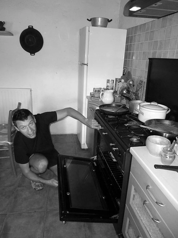 Thierry surveille précieusement le four Thierry-cuisine