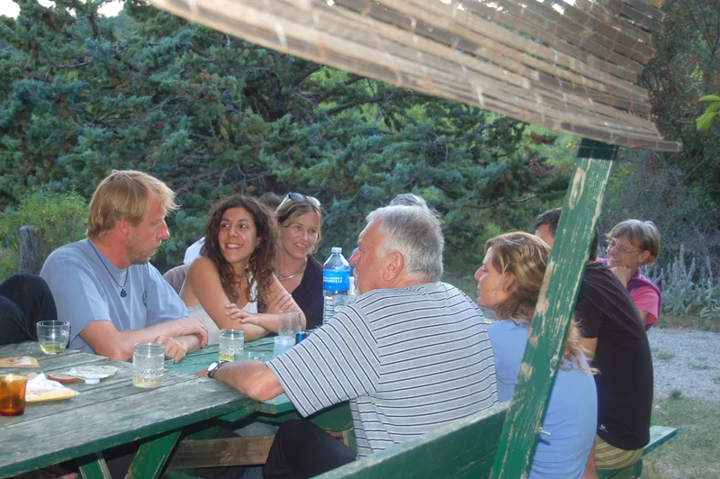 Autour de la table commune rire-et-joie